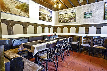Stube mit langer Tafel für Gruppen